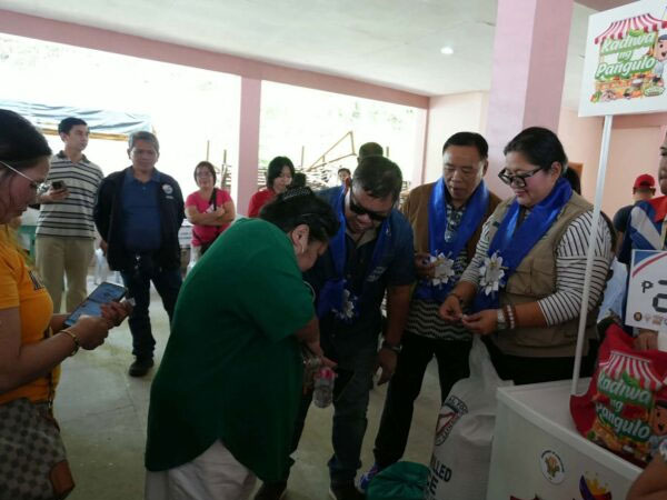 DA urges calm over rice supply as crowds grow